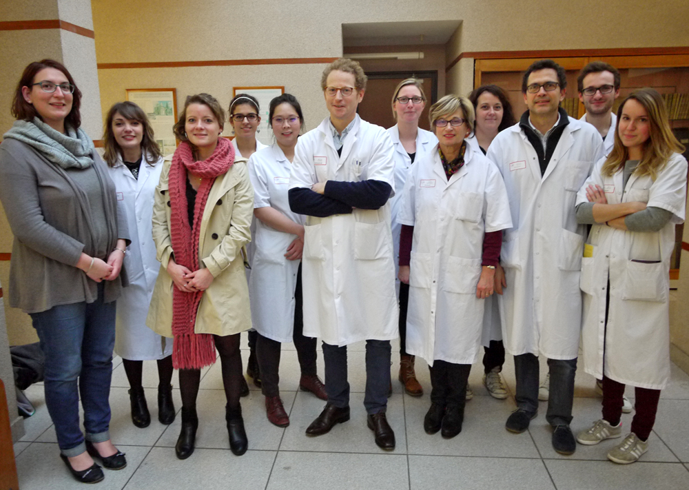 Anais Balbous, ingénieure de recherche, Julie Gribaudeau, interne, Audrey Leguen, doctorante, Mélodie Omar, technicienne d'étude clinique, Mélissa Li, interne, le Pr Nicolas Leveziel, chef du service ophtalmologie du CHU de Poitiers, Julie Jeau, technicienne d'étude clinique, Michèle Boissonnot, praticien hospitalier et cheffe du pôle Médipool, Roxane Flausse, praticien hospitalier, Martial Mercié, praticien hospitalier, Alexandre Ducloux, interne, et Camille Coutout, interne.