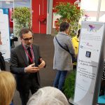 Stéphan Maret, directeur de la communication et du mécénat du CHU de Poitiers et trésorier du fonds Aliénor, présente aux officiels, lors de l’inauguration du salon, la borne de dons, aux côtés d’Amaury de Préville, directeur régional d’AG2R La Mondiale.