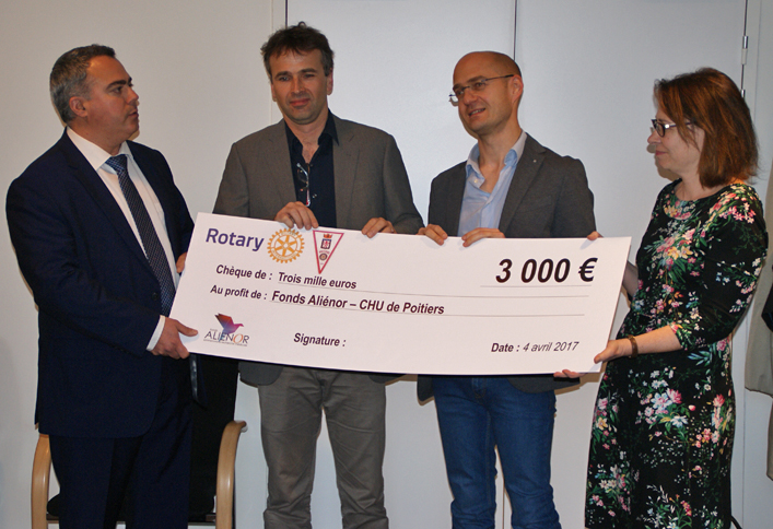 Légende photo (de gauche à droite) : Vahé Boyadjian, président du Rotary club de Poitiers "Doyen", Dr Gellen Barnabas, cardiologue et violoncelliste, Dr Riccardo Gauzolino, chirurgien viscéral et pianiste, et Séverine Masson, directrice générale adjointe du CHU de Poitiers.