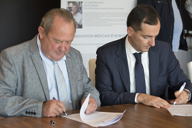 Signature de la convention entre Jean-Pierre Dewitte, directeur général du CHU et président du fonds Aliénor, et Amaury de Préville, directeur régional d’AG2R La Mondiale.