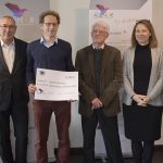 L’Association DMLA (dégénérescence maculaire liée à l’âge) a remis un chèque de 15 000 euros au fonds Aliénor, le 1er décembre, au CHU de Poitiers.