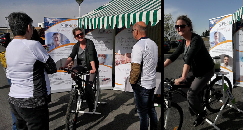 Clara Steichen devant le stand d’Aliénor, réalisant des smoothies.