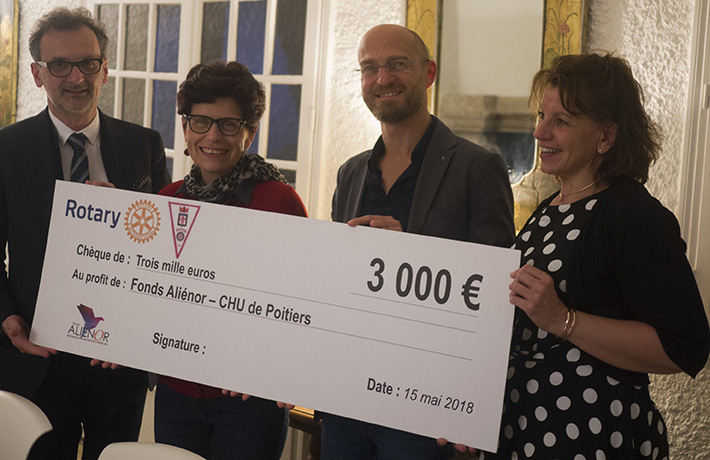 De gauche à droite : Stéphan Maret, trésorier du fonds Aliénor, Élisabeth Guillaumond, présidente du Rotary club doyen de Poitiers, Riccardo Gauzolino, pianiste et chirurgien viscéral au CHU de Poitiers, et Nathalie Aguillon-Caballero, chargée de mécénat du fonds Aliénor.