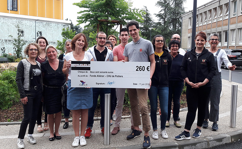 Des membres du bureau de L'association des étudiants poitevin en soins infirmiers (Lasepsi) ont remis un chèque de 260 euros à Gracienne Gardil, assistante communication et mécénat du fonds Aliénor, en présence de leurs formateurs et de Claire Malka (à droite), directrice de l'institut de formation en soins infirmiers du CHU de Poitiers.