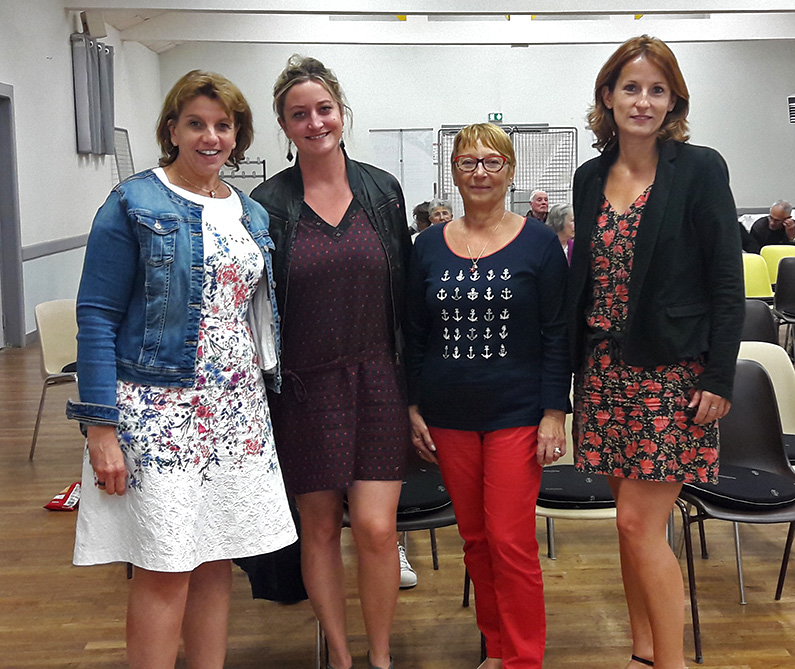 De gauche à droite : Nathalie Aguillon-Caballero, chargée de mécénat, Clara Steichen, chercheuse au CHU de Poitiers, Michèle Manselon, présidente de l’association Les amis de JC Mans, et Gracienne Gardil, assistante mécénat, à l’issue de la projection du film « Un village presque parfait ».