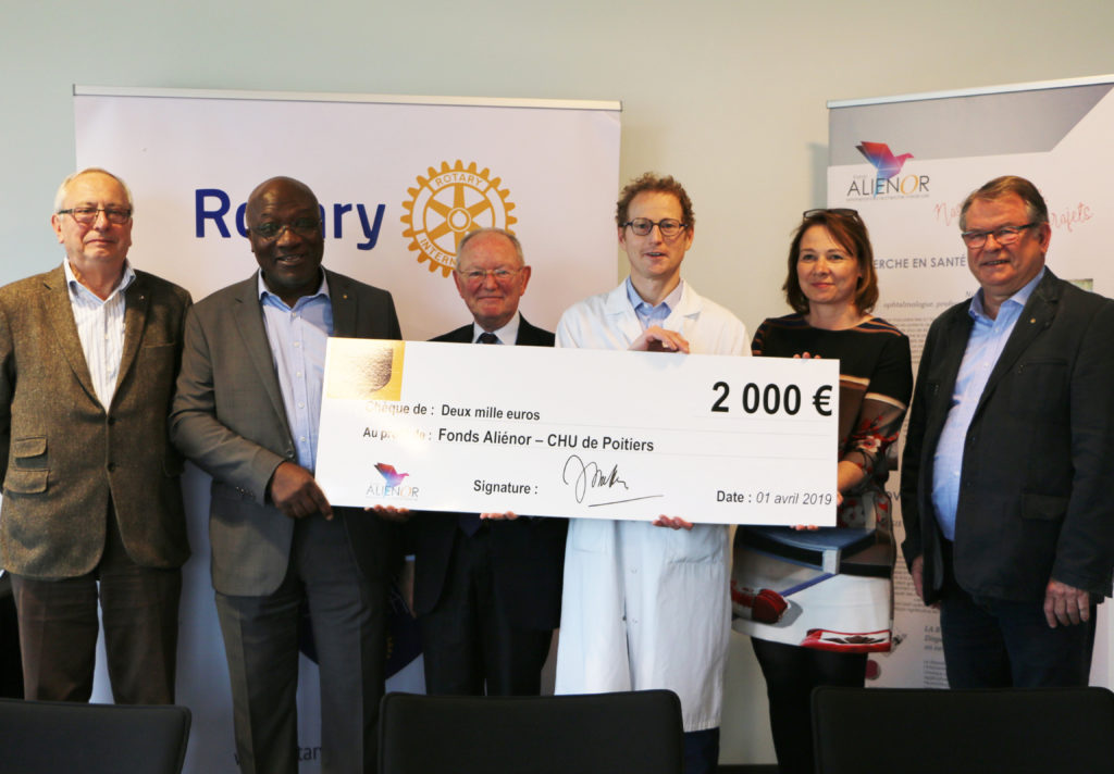 Le Rotary Club Poitiers Futuroscope remet son don les yeux fermés