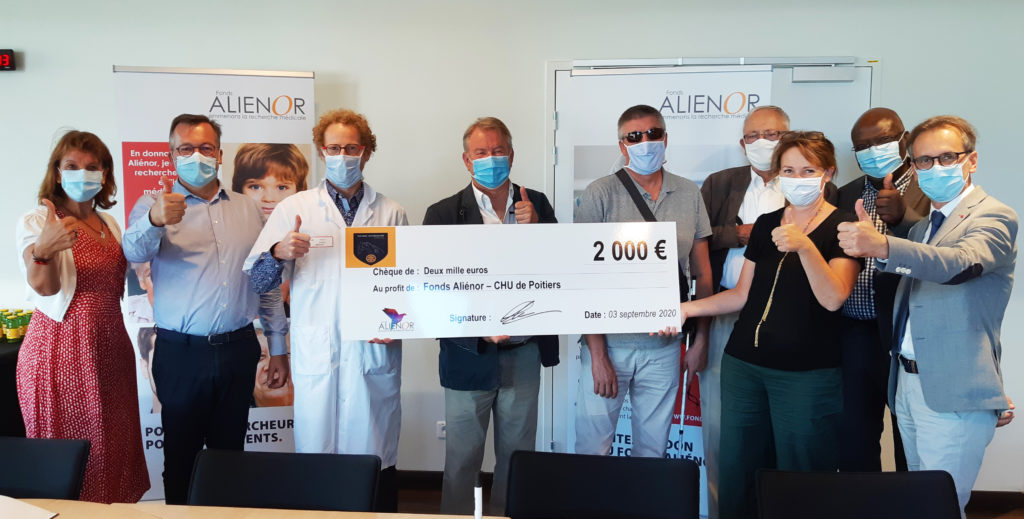 Le Rotary Club Poitiers Futuroscope remet son don les yeux fermés et le visage masqué