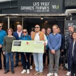 remise du chèque les yeux grands fermés