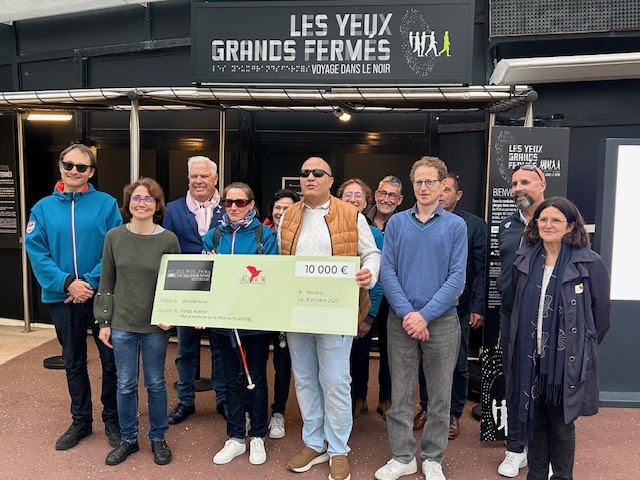remise du chèque les yeux grands fermés