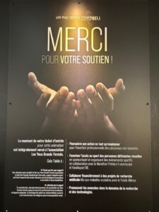 affiche les yeux grands fermés